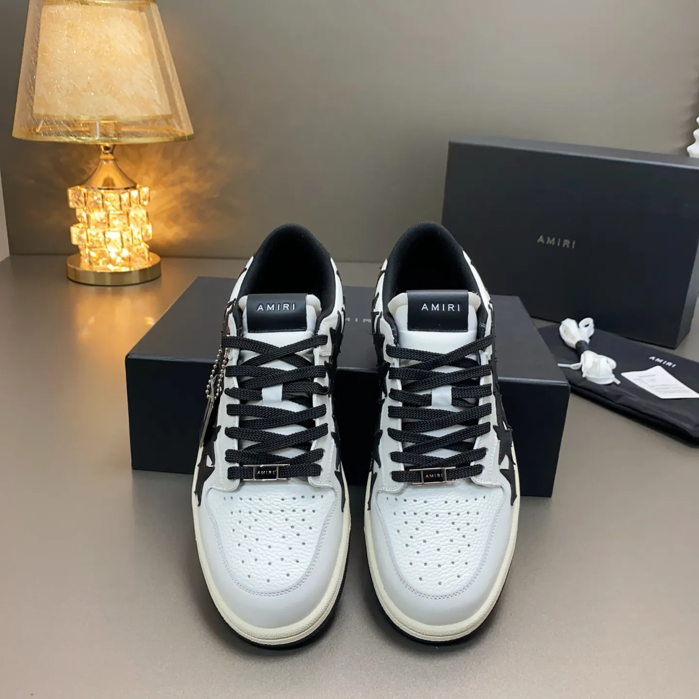 p620🐮🐮AMIRI 💧🌳Couple model💎 The latest The Pacific series Couple model Bone Star Casual sneakers Skateboard shoes ✔️ AMIRI's Pacific shoes are a sneaker that combines luxury and street style. Many celebrities and Internet celebrities have the same style. Its design and workmanship are very elegant. Made of high-grade cow leather, soft to the touch and highly durable 💘💍Fabric: Original customized imported first-layer cowhide 💘💍Inner lining: Original customized breathable mesh lining 💘💍Feet: Original injection molded one-piece, comfortable and wear-resistant without tiring the feet 💘💍Outsole: Original 1:1 molded three-color sole Original outsole 💘💍Sole thickness: 3CM 💘💍Size: Female 35-40 Male 39-46 💘💍price; top version 💦Special remarks Remark: (Female size 34 40. Men’s size 38 45 46 is customized and cannot be returned or exchanged) Please note when placing an order! Thank you🤝🤝